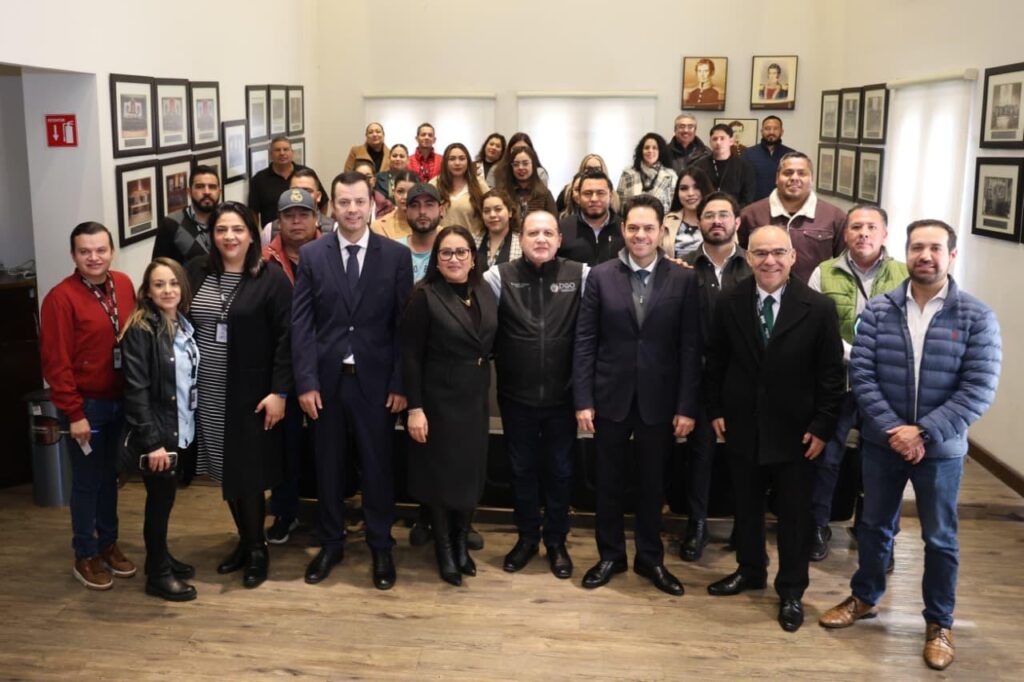 Alanís mantiene diálogo con trabajadores del Congreso