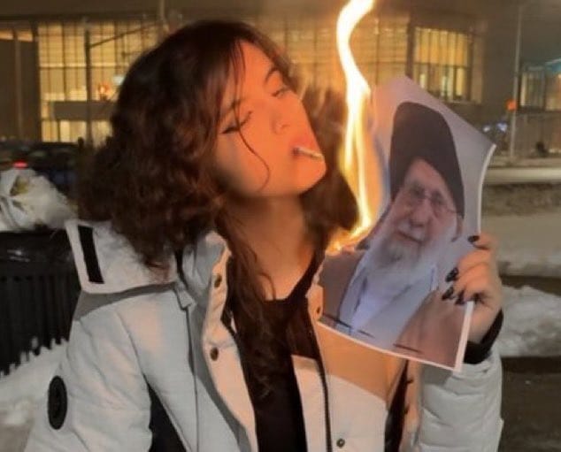 Mujeres en Irán queman fotos del ayatolá Ali Khamenei como protesta