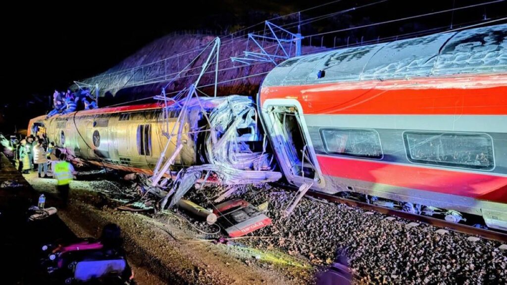 Suman 21 muertos por descarrilamiento de dos trenes en Córdoba, España