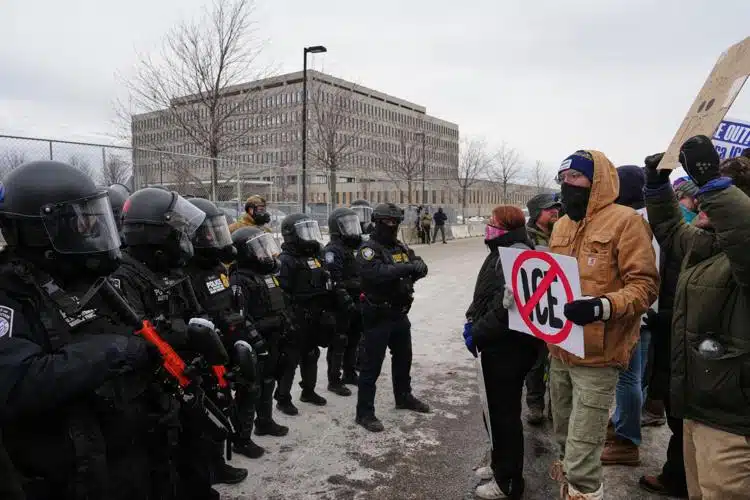 Jueza ordena al ICE moderar operativos y proteger a manifestantes pacíficos