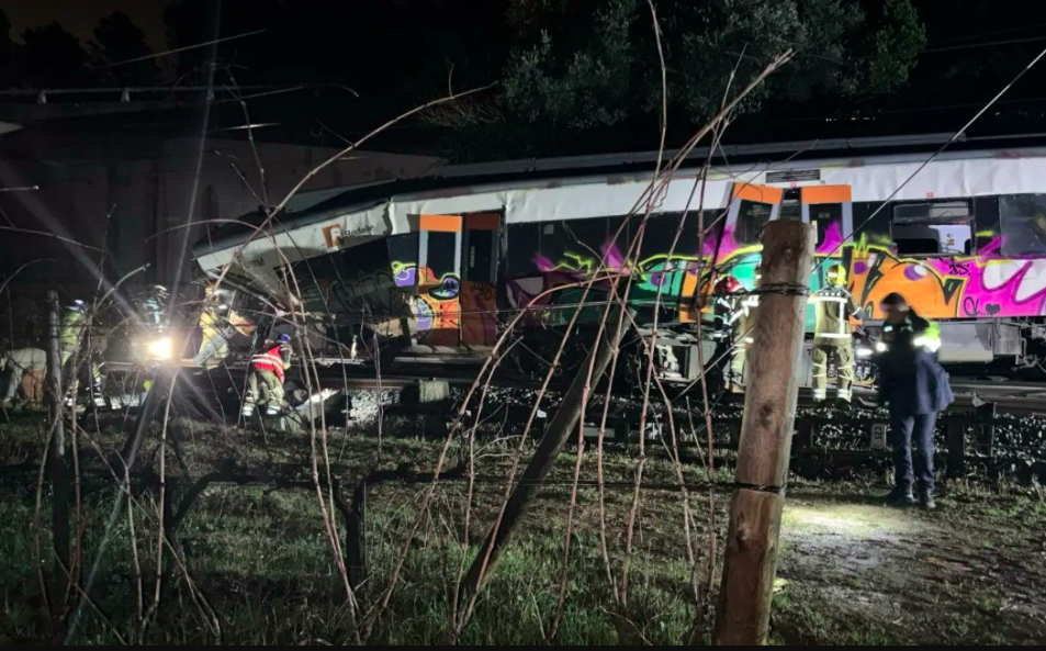 Tren choca con muro en Cataluña; un muerto y 20 heridos