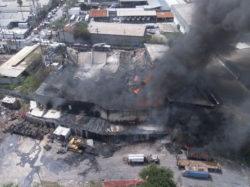 Fuerte incendio en bodega de productos químicos en Nuevo León moviliza a autoridades