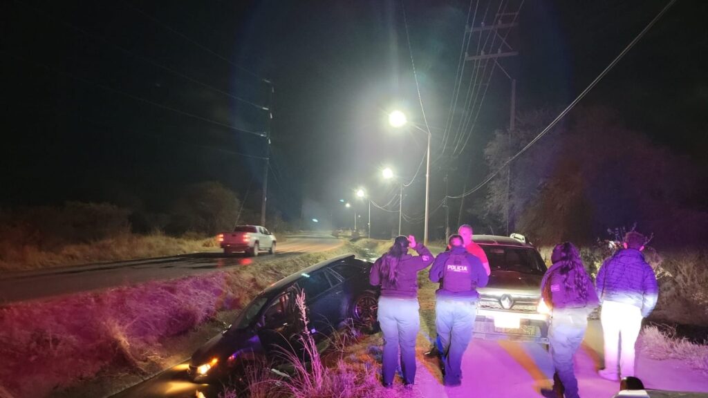Al perder el control de su vehículo particular, un policía cayó al canal
