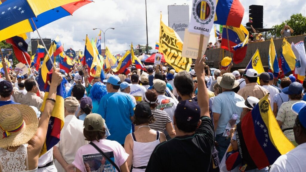Miles marchan en Caracas para exigir la liberación de Maduro