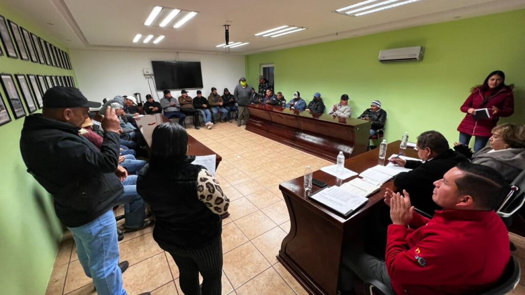 Impulsan apoyo al emprendimiento local mediante diálogo con comerciantes del Tianguis del Auto
