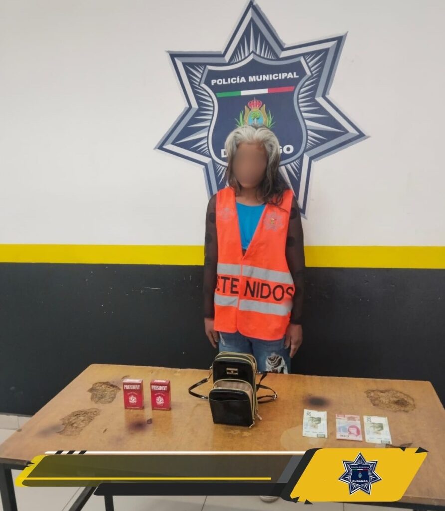 La acusan de robar cigarros, dinero, una bolsa y la policía lo detiene