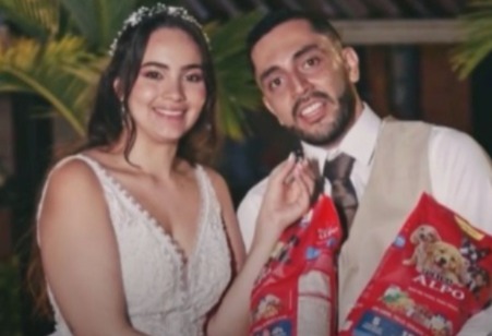 Pareja pide croquetas para perritos en lugar de regalos para donarlas a fundación