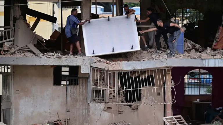 “Aquí vivíamos”: Familias relatan la tragedia tras bombardeos de EU en Venezuela