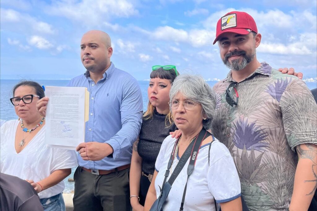 Tras diálogo, liberan carretera federal 200 por protesta en defensa de Los Arcos de Mismaloya