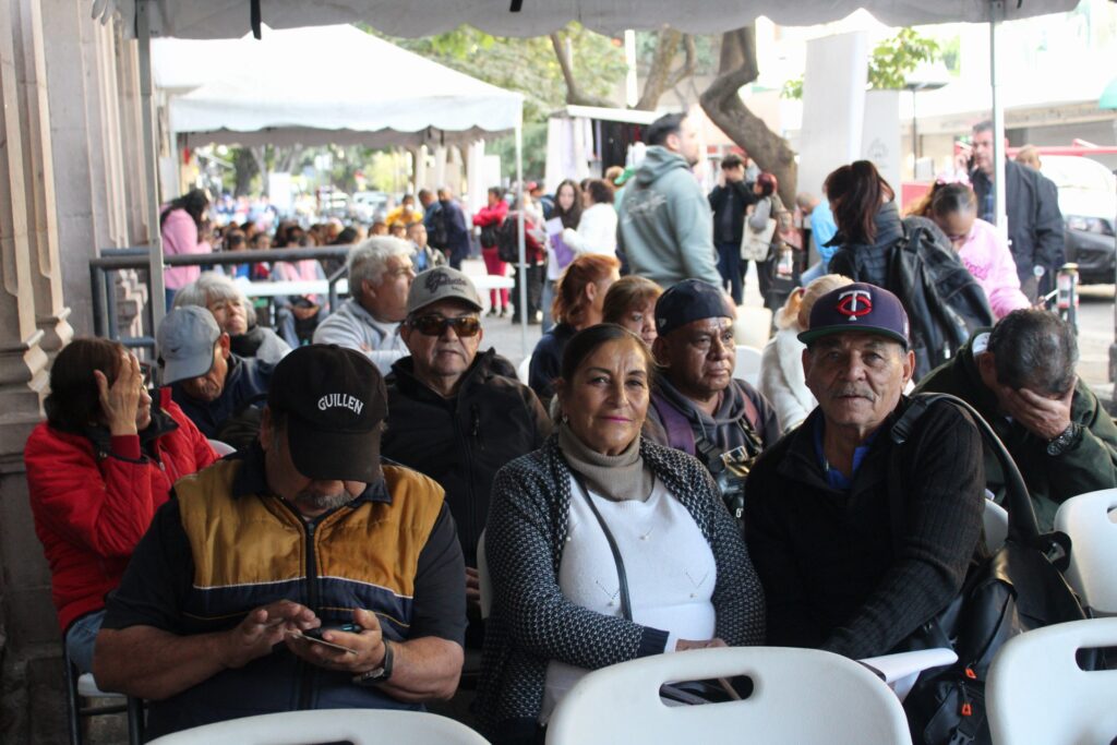 Dan atención prioritaria a personas adultas mayores para prerregistro de la Tarjeta Única