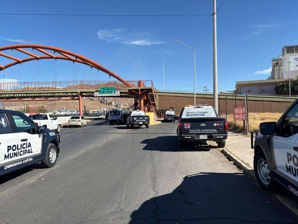 Rescatan a hombre que intentó lanzarse de puente en Chihuahua