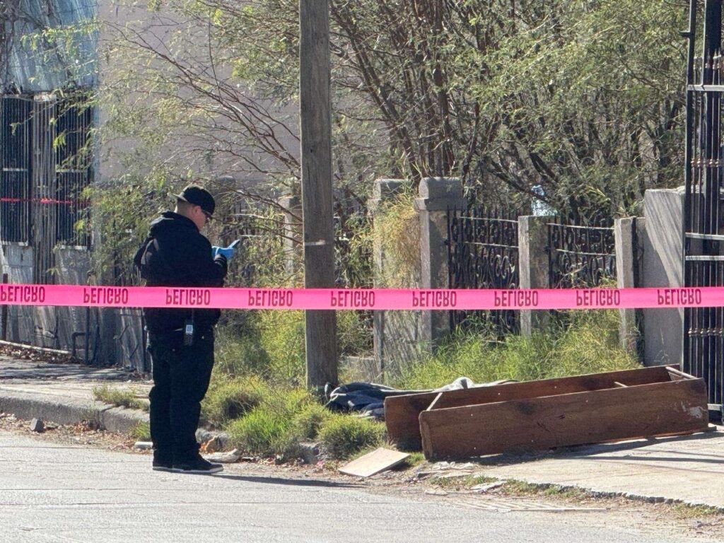 Encuentran encobijado sin vida en El Barreal, Juárez