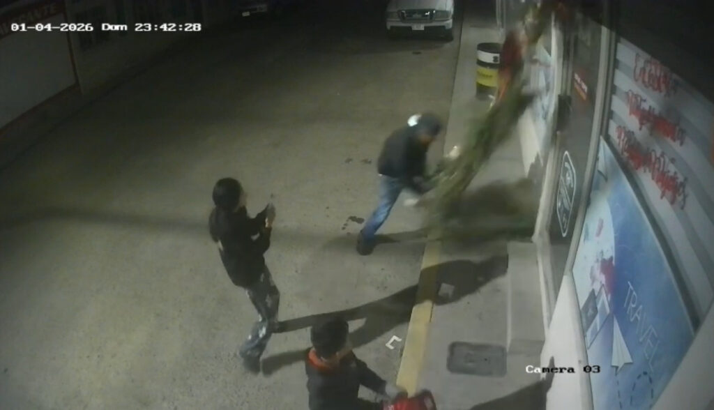 Indigna acto vandálico contra negocio en Parral: destruyen decoración navideña frente a menores