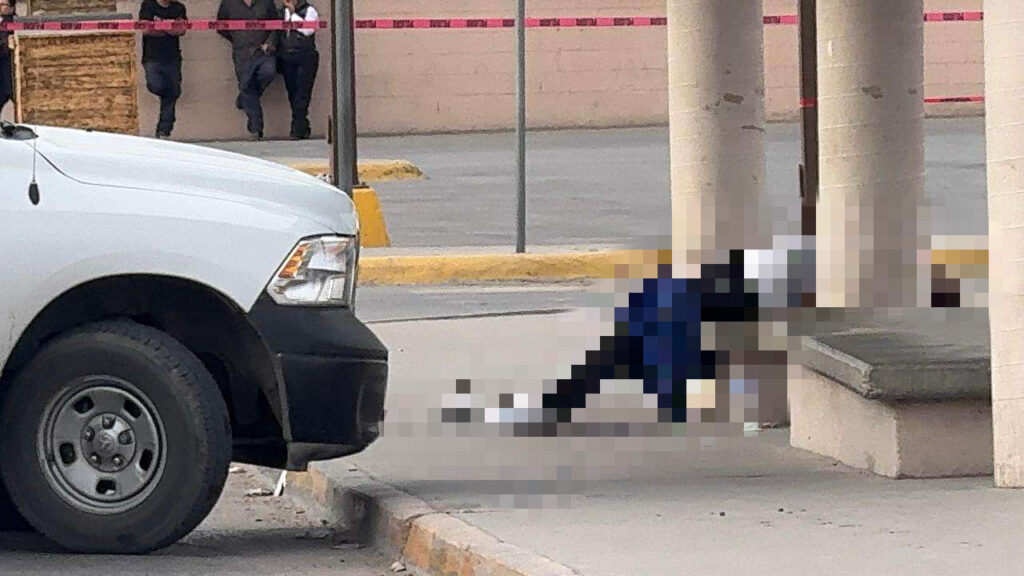 Juárez: Ejecutan a joven en parada del camión