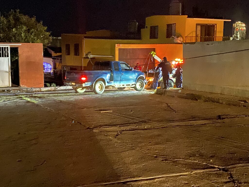 Camioneta choca contra poste y deja sin luz a colonia en Parral