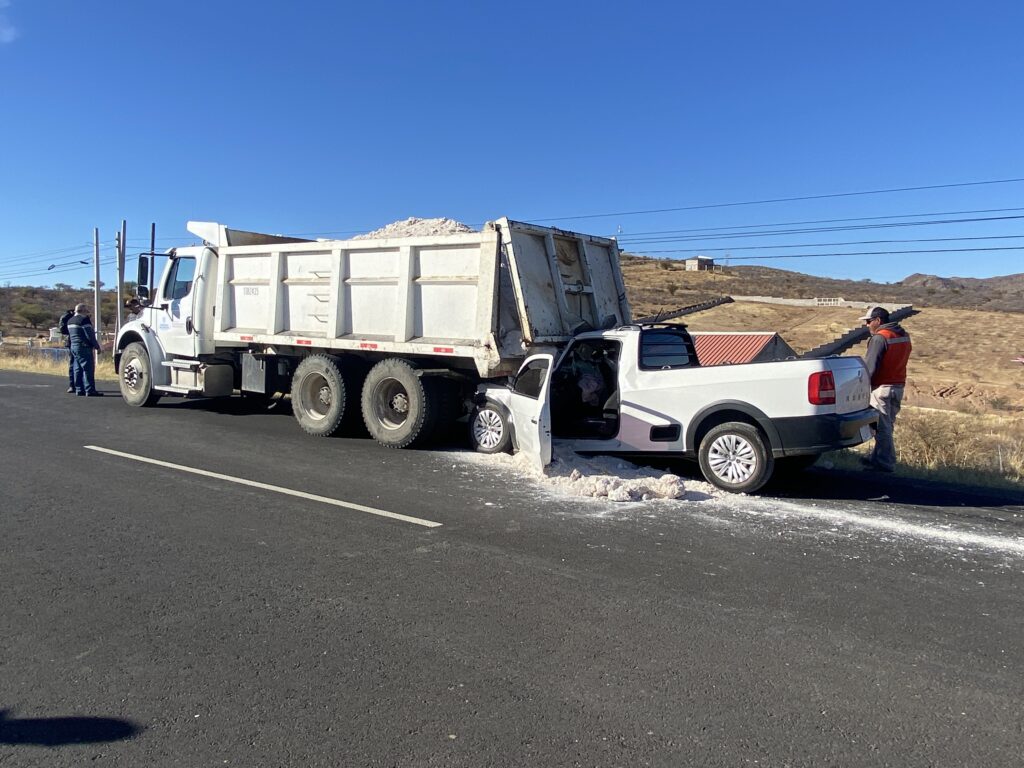 Brutal choque en la Parral–Santa Bárbara deja un conductor lesionado