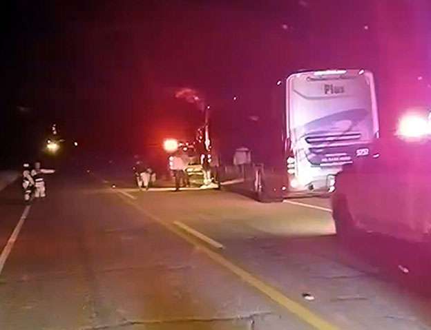 Viajeros quedan varados por poncha llantas en la carretera Aldama–Ojinaga