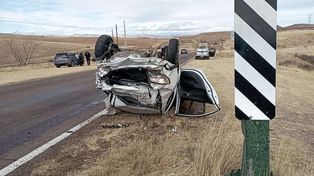 Aparatosa volcadura deja dos lesionados en la carretera Chihuahua–Cuauhtémoc