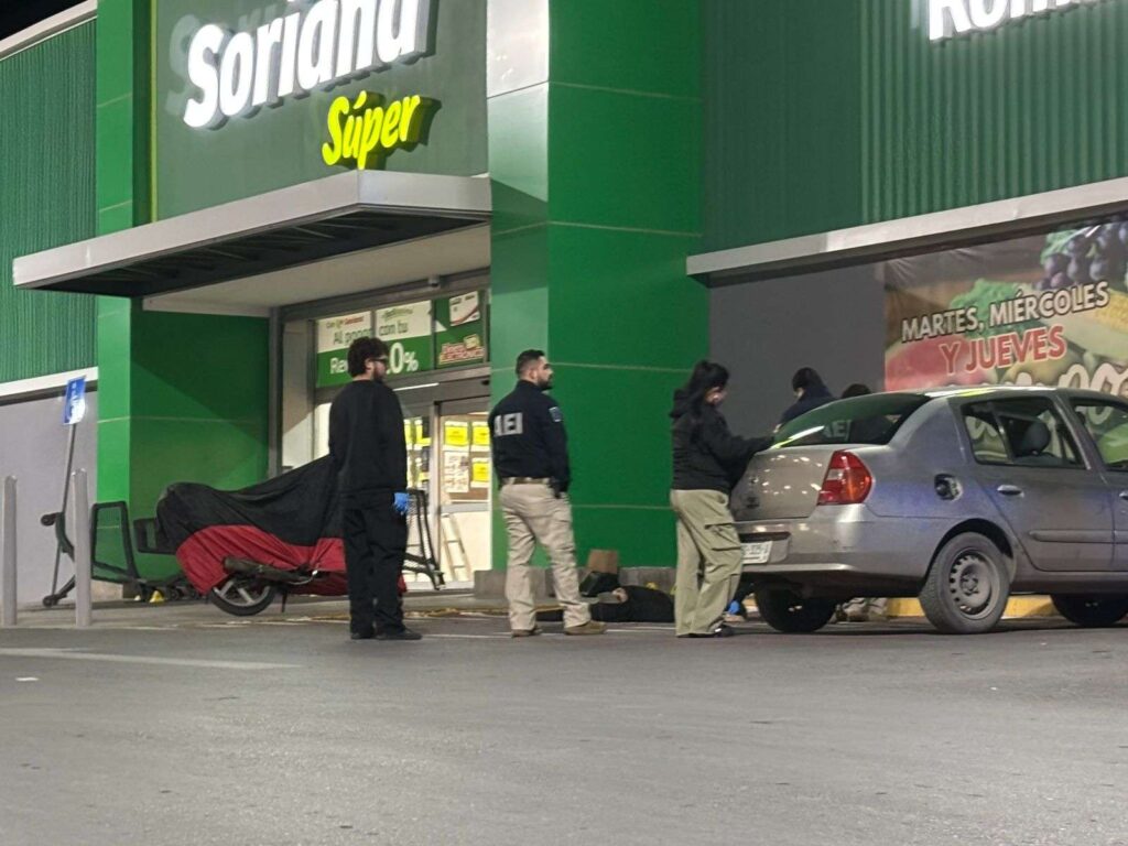 Ejecutan a hombre al salir de Soriana Romanzza en Chihuahua
