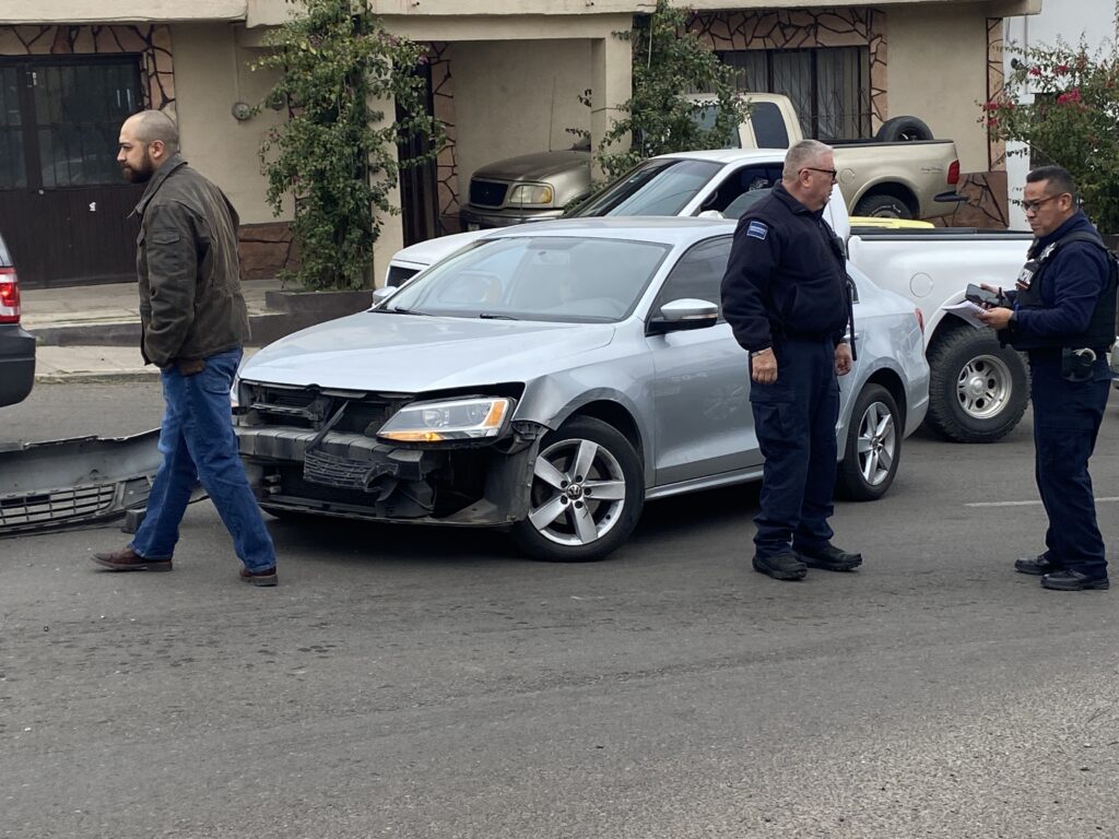 Choque en Juan Rangel de Viesma y Venustiano Carranza deja solo daños materiales