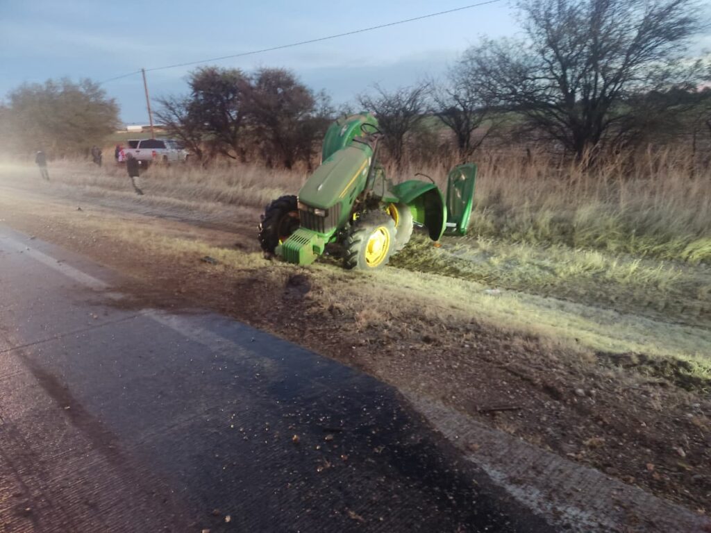 Reportan que camioneta choca contra tractor agrícola y que quedan personas lesionadas