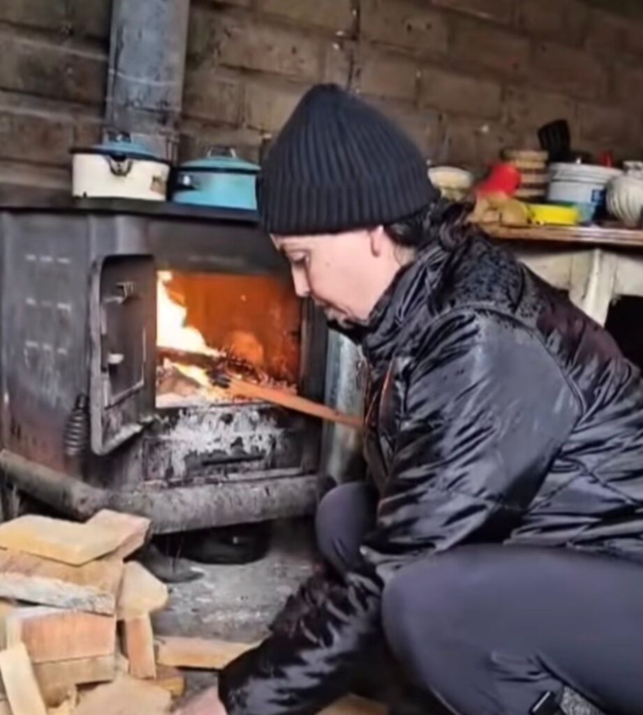 Entrega Sol Sánchez leña a familias de Parral ante bajas temperaturas