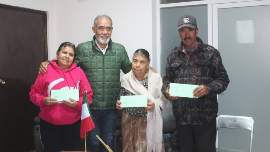 Armando García hace entrega de Visas del Programa ´Corazón a Corazón´ a Adultos Mayores