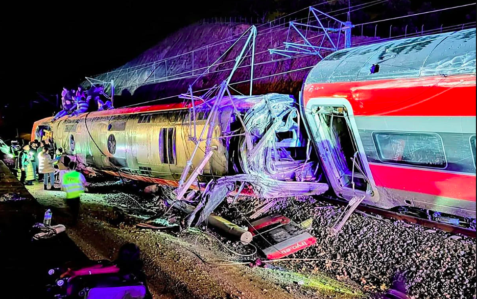 Choque y descarrilamiento de dos trenes deja dos muertos en España