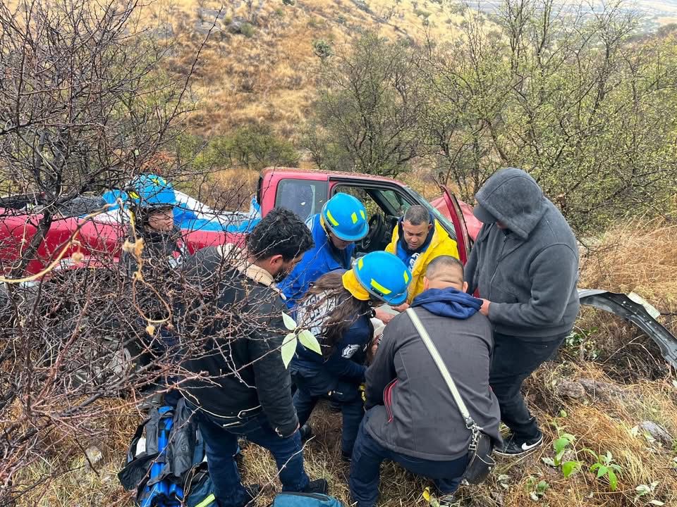 Tras chocar camioneta cayó a profundo barranco con dos abuelitos