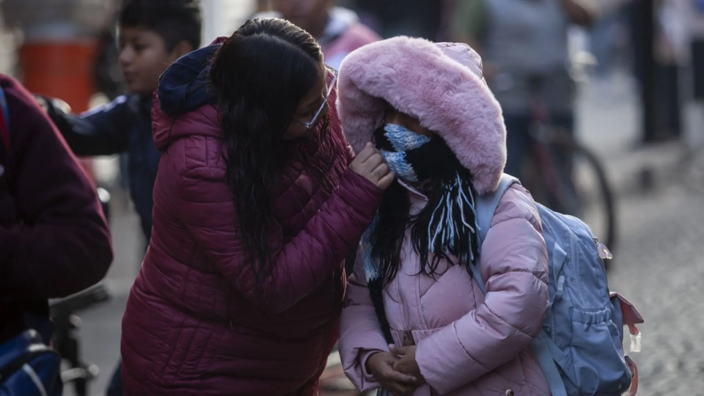 ¡Alerta por frío extremo! SEP aclara si se suspenden las clases por el Frente Frío 29