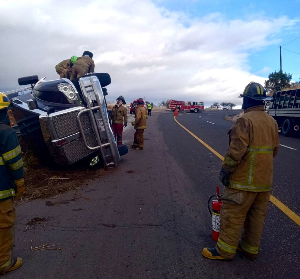 ¡Última hora! Volcadura de tractocamión en las curvas de Santiago