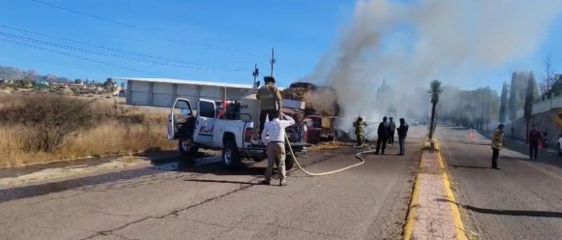 Frente al cuartel militar arde una traila cargada con pacas de pastura (videos)