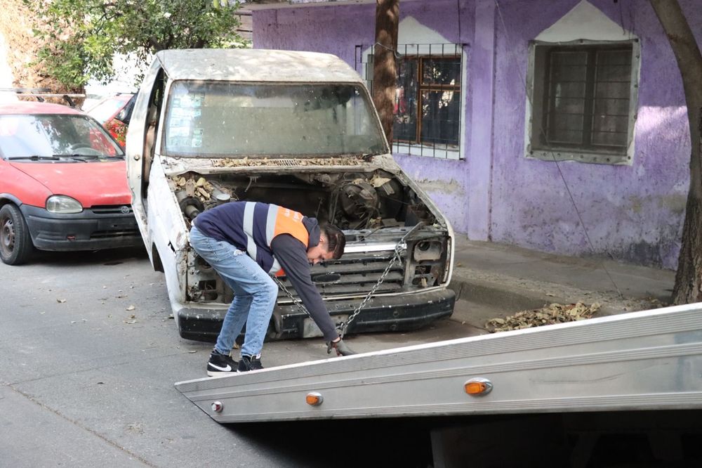 Retira Movilidad Guadalajara vehículos abandonados en colonias prioritarias