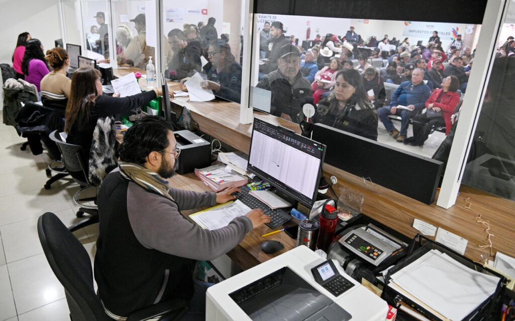 Ciudadanos reconocen ahorro del 26% en el pago del refrendo vehicular que beneficia a las familias