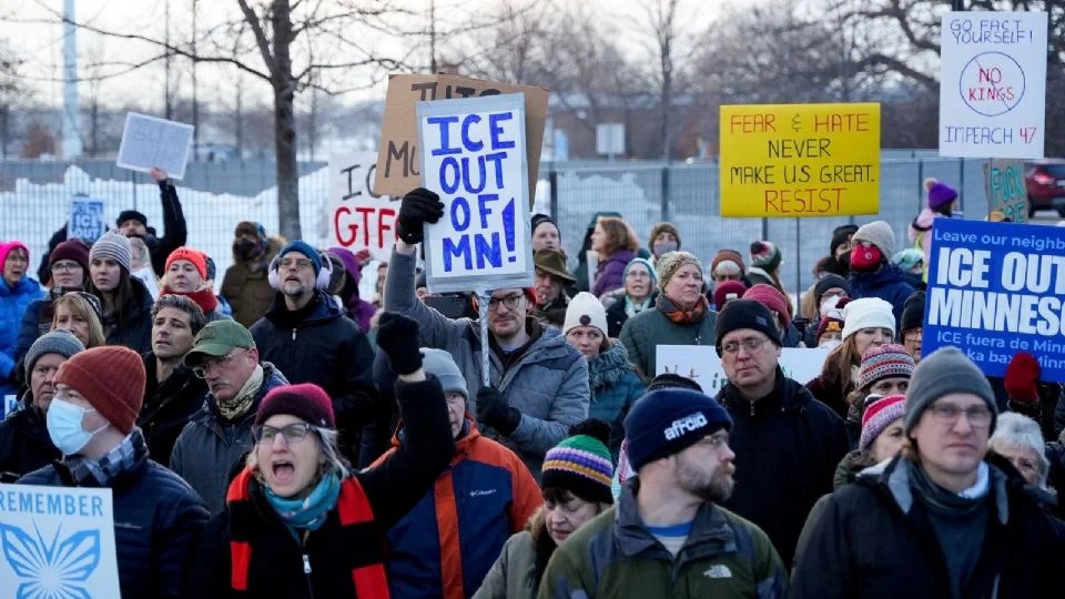 Detienen a manifestantes en protestas por asesinato de Renee Good en Minnesota