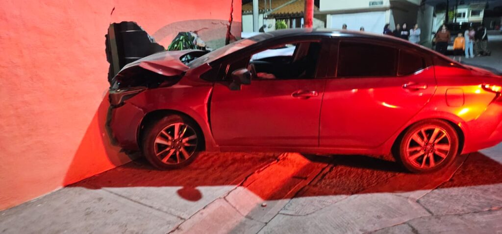 Por evitar un vehículo que se le atravesó chocó contra una casa