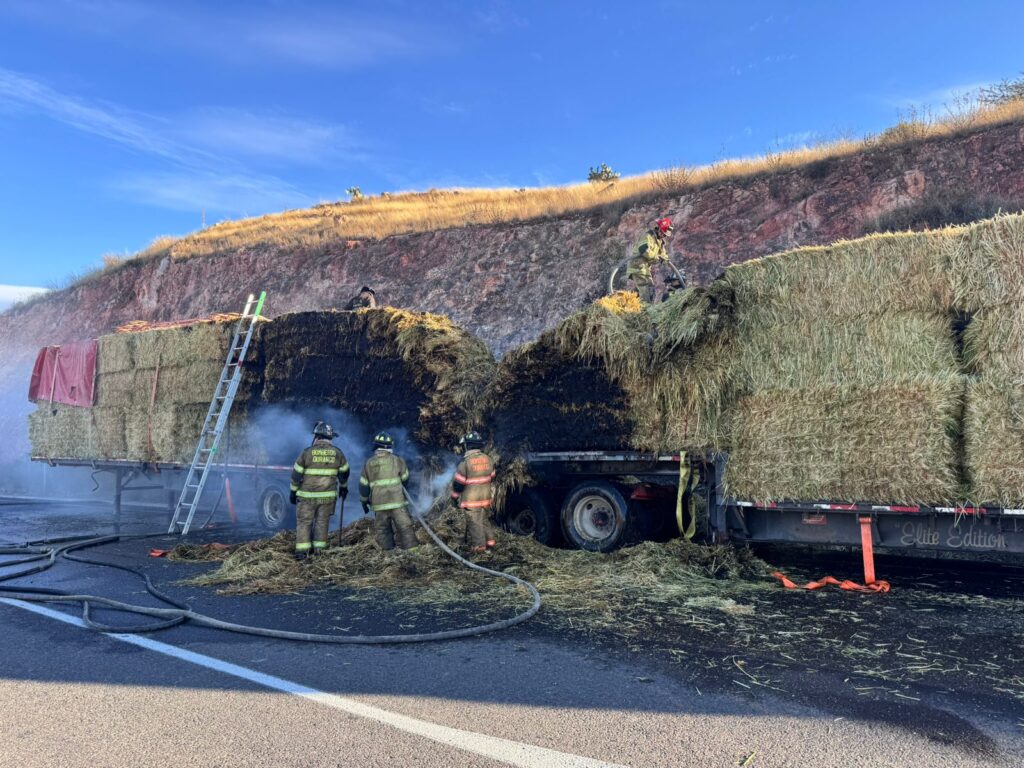 Bomberos de Durango evitan que se queme toda la carga de pastura de un tráiler