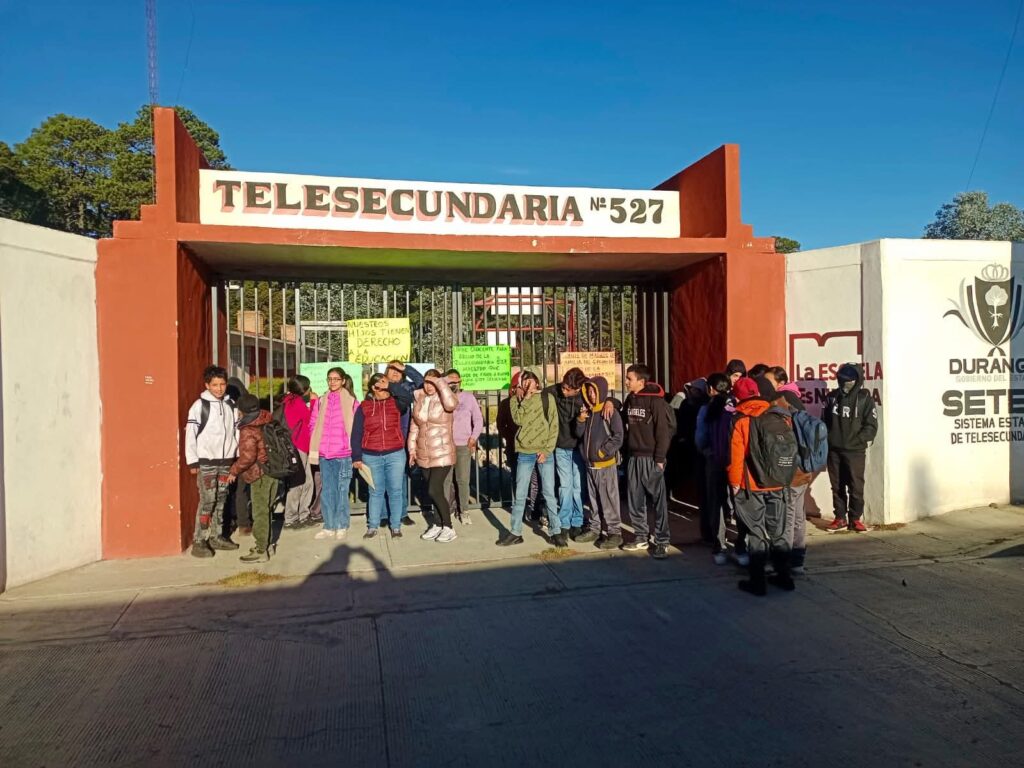 Huelga en telesecundaria de El Salto