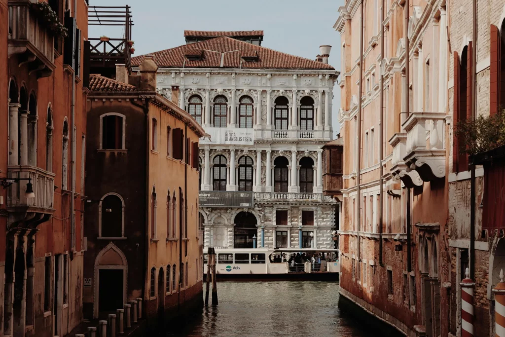 El palacio “maldito” de Venecia regresa al mercado tras siglos de historias