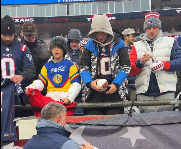 Niño americanista roba miradas en Playoffs de la NFL