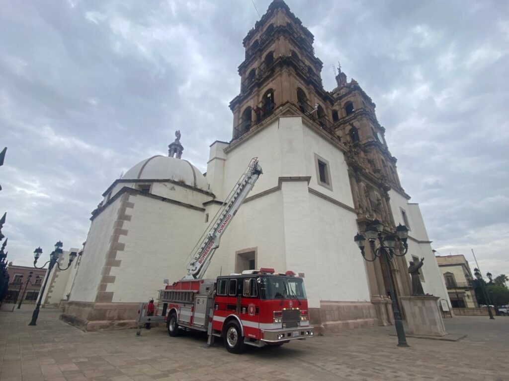 Apoyan Bomberos a la Arquidiócesis de Durango para revisar una de sus cúpulas