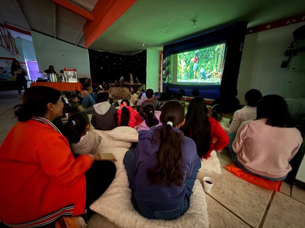 Alfredo «El Caballo» Lozoya y Sol Sánchez realizan nuevamente «Cine en Tu Colonia» en una tarde de magia y sonrisas