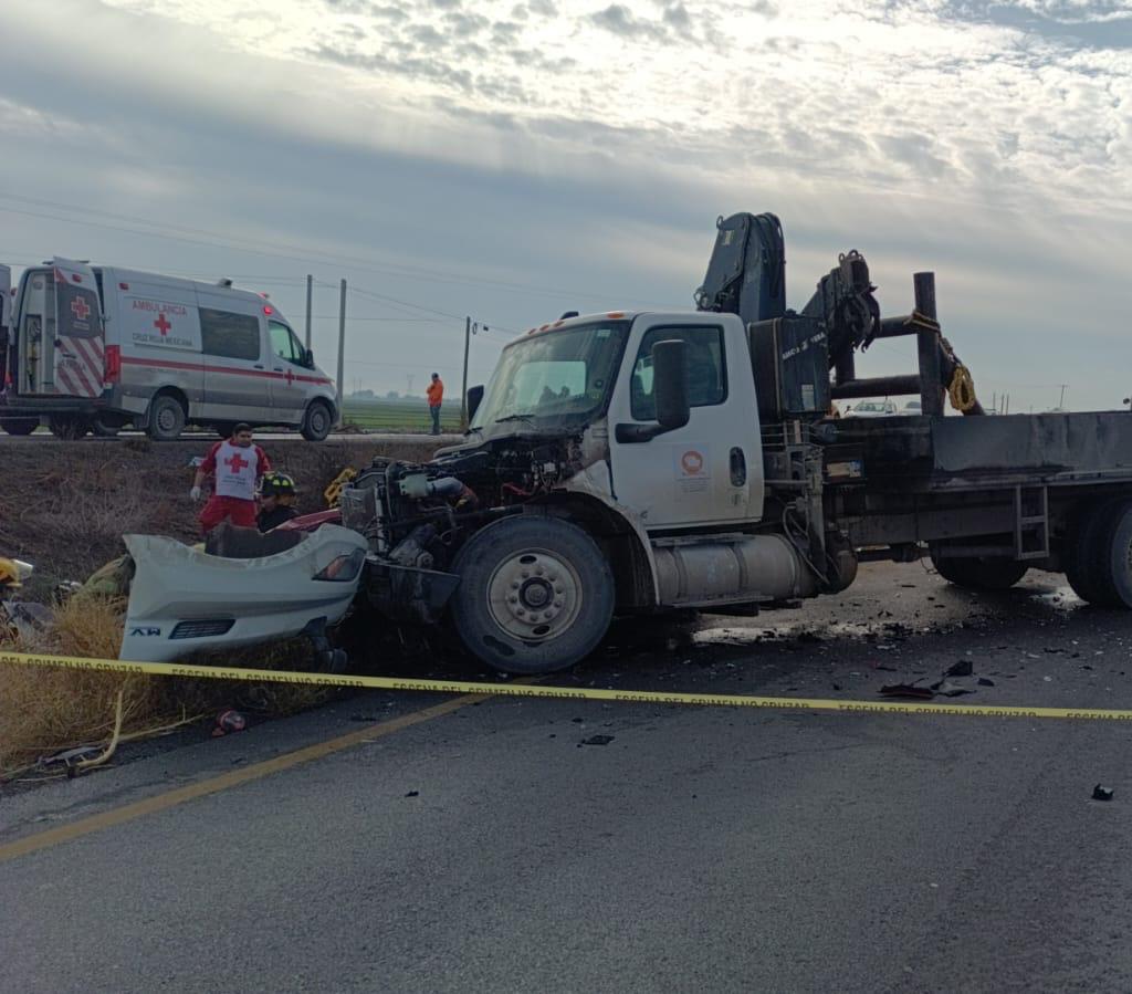 Encontronazo en la carretera deja a dos varones sin vida y una mujer grave