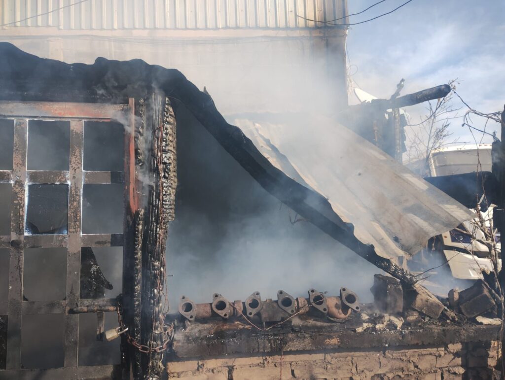 Estalla en llamas taller de grúas y los bomberos atienden la emergencia