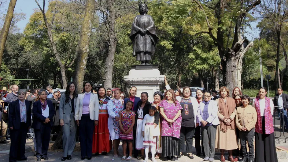 Sheinbaum devela monumentos a heroínas históricas en Paseo de la Reforma