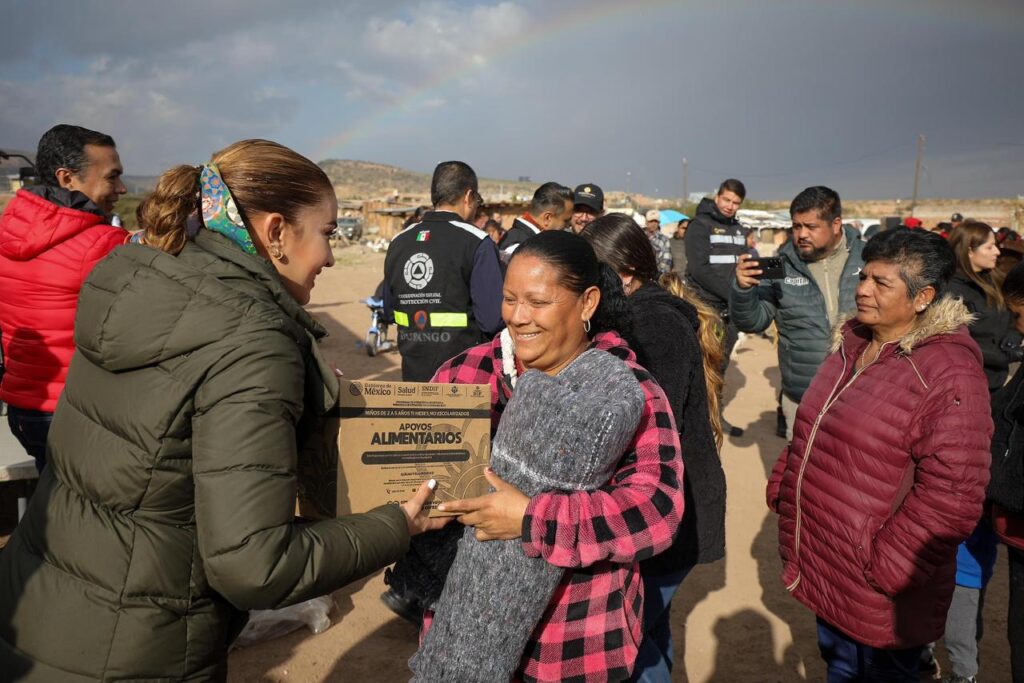Ante el intenso frío que prevalece en Durango, entrega Marisol Rosso apoyos invernales a familias del Cerro de las Escobas