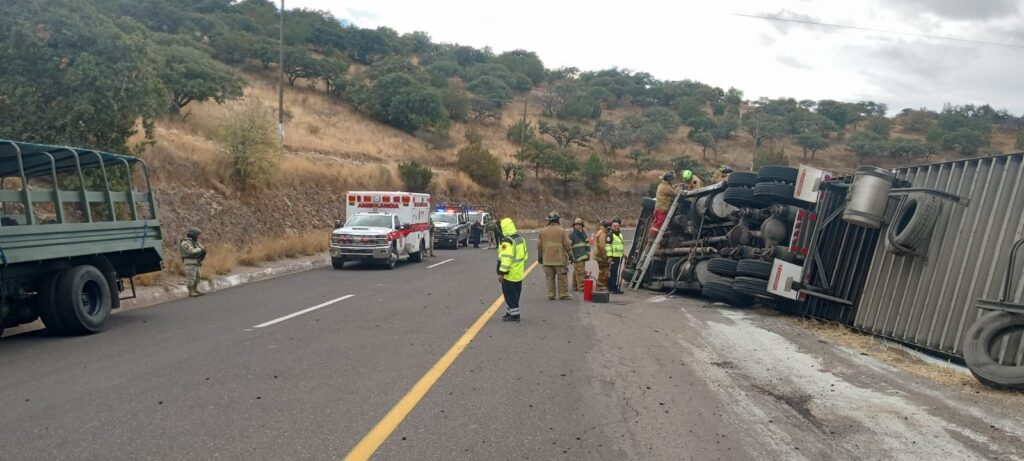 Volcó tráiler cargado de carne procedente de Guanajuato y con destino a Santiago Papasquiaro