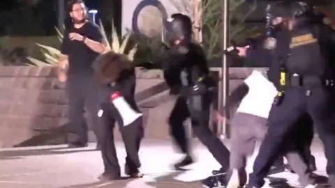 VIDEO: Estudiante queda ciego tras ataque de agente de ICE durante protesta en LA