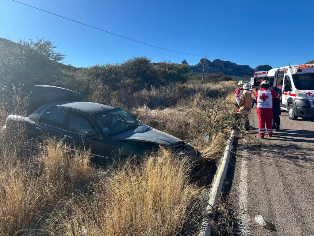 Se tronó una llanta del auto que conducía y volcó un adulto mayor