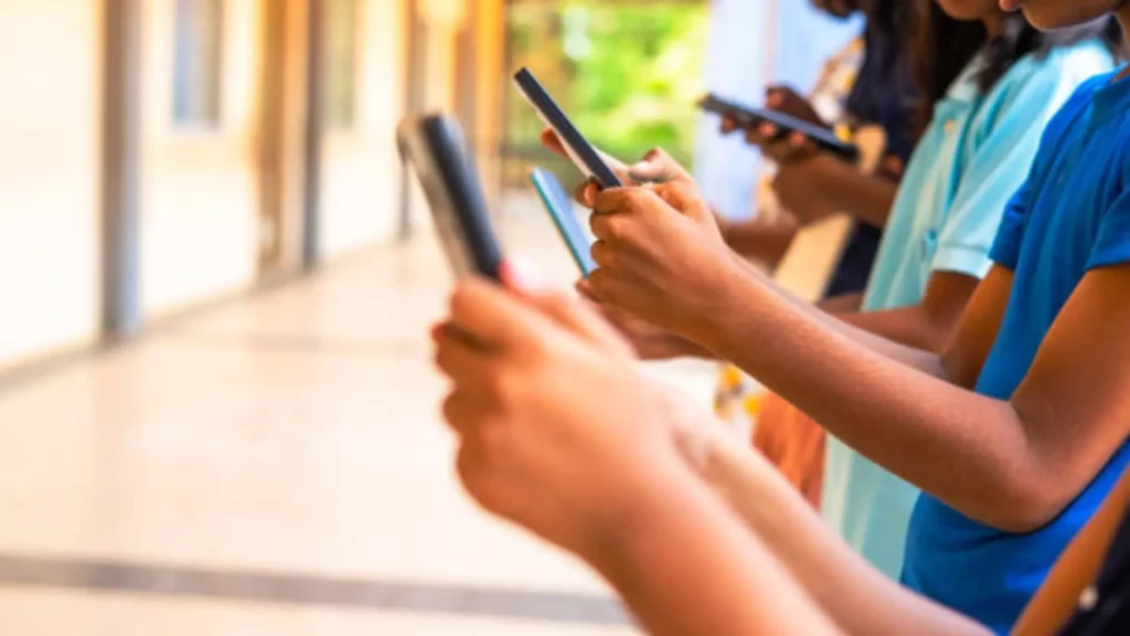 India evalúa restringir el acceso de menores a redes sociales para frenar la adicción digital
